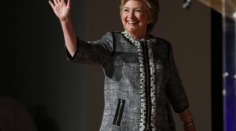 Ραμολιμέντο η Χίλαρι Κλίντον – Συνεχείς πτώσεις – Έσπασε τον καρπό της στην μπανιέρα